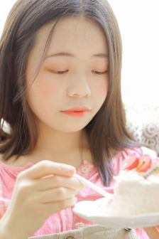 情侣街头热吻